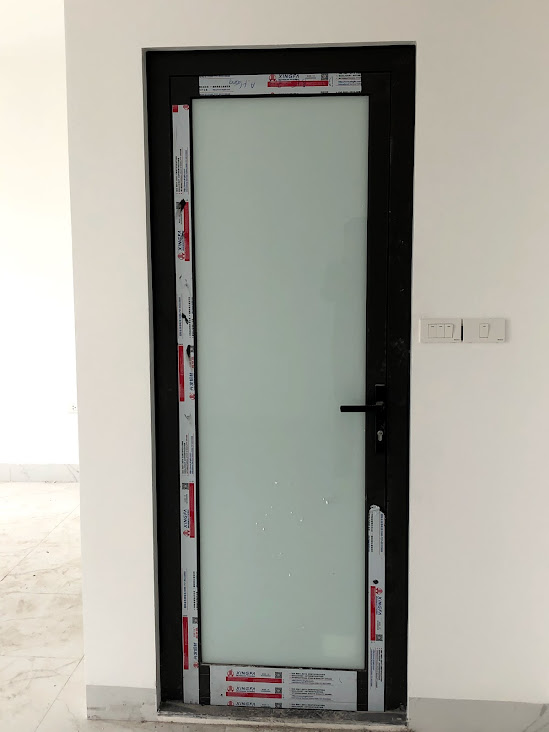 Cửa kính khung nhôm màu đen một cánh lắp trong nhà, tay nắm ngang hiện đại